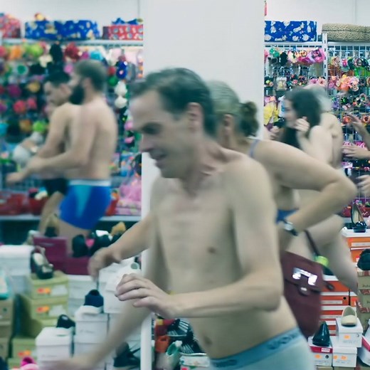 Die kalte Jahreszeit lädt ein, sich unter die Decke zu kuscheln und Filme zu sehen. Beim ARTE Kino Festival stehen noch bis Ende Dezember sieben unveröffentlichte Filme online. Also schnell ins Warme und reinklicken... https://www.artekinofestival.com | Arte