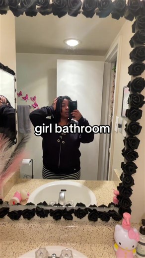 my favorite place besides da kitchen 😩🩷🎀 #hellokitty #girlbathroom #girlapartment