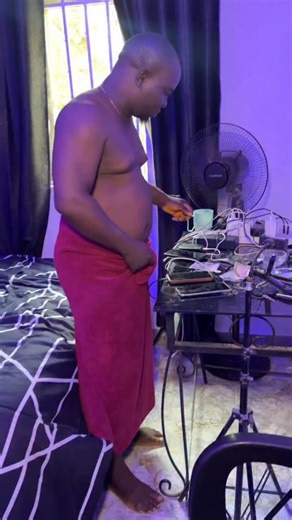 This afternoon after taking my bath I went to check on the furniture that’s making my wardrobe and on my way back home i branched to buy bole and I got a call that the tipper was bringing my sand so I went to the compound and me and Abugo Ernest Oghenekaroeat the bole together for appetizer | Jas Karo