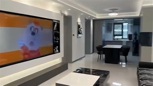 TCL电视安装完成后，画质清晰、操作流畅，智能系统响应迅速，搭配大屏观影体验更沉浸，解决了我家客厅娱乐的痛点，家人追剧、孩子上网课都更方便。