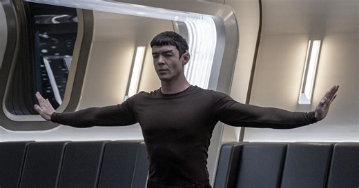 How Star Trek's Ethan Peck Got His 'Hot Spock' Body