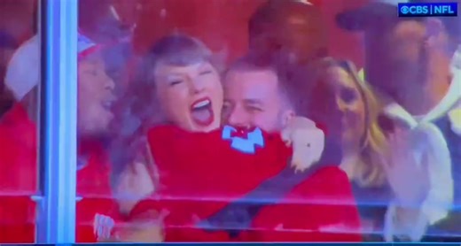 Taylor hugging her cousin after Chiefs TD. #taylornation #taylorswifttok #tayvisedit #tayvis #tayvisnation #swifttok #swifties #swiftie #taylorswiftedit #taylorsversion #traviskelce #taylorswift