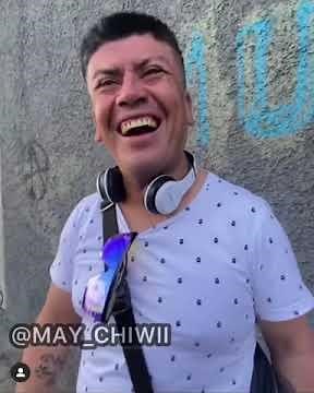 RENE PUENTE “CHUPAPI” KISSES A COLOMBIAN