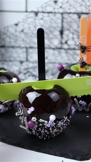 Black candy apples! 🍏 Highly recommend you use granny smith apples to balance out the sweetness from the hard candy! 😋 #candyapples #halloweentreats #SpookySeason #halloweencandy | Loveisbakeable