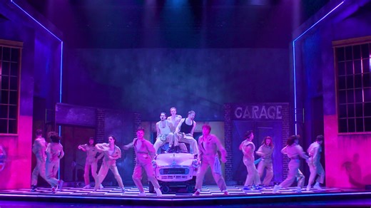 Grease is the word! 🤩 Beleef deze meeslepende feelgood musical nog tot 13 oktober in Stadsschouwburg Antwerpen, Capitole Gent en Trixxo Theater Hasselt. Tickets & info via link in bio 💛