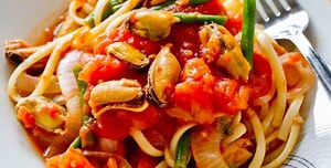 MUSSEL LINGUINE IN TOMATO SAUCE