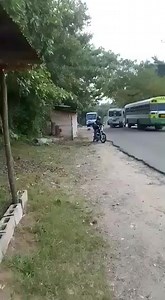 #TONACATEPEQUE #LOCAL Dos motoristas de la ruta 115, protagonizan una bochornosa situación frente del sector conocido como "Los Héroes " de Tonacatepeque. En el video se puede observar como el motorista del microbús reta al otro motorista del autobús a bajarse de la unidad, según información de testigos ambos venían peleando vía y poniendo en riesgo la vida de muchos pasajeros. #Tv3 | CANAL 3 de Tonacatepeque = TUNAL. Sol ACAT