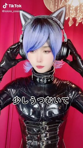 久しぶりにラバーの動画をば！#モイスチャースキン #コスプレイヤー #ラバー #キャットスーツ #猫耳ヘッドホン #カメラを見て
