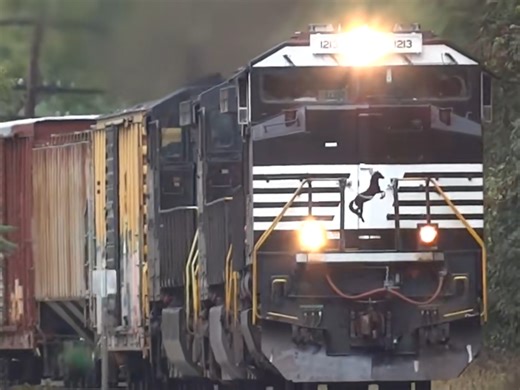 诺福克南方SD70ACE四机货运列车