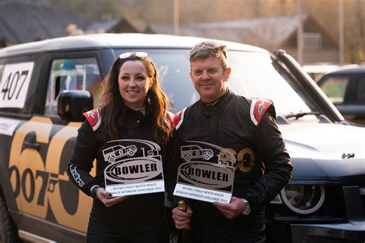 La Land Rover Defender di James Bond vince la Bowler Challenge