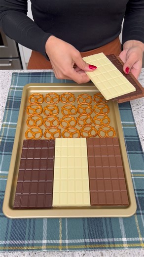 The Shaba Kitchen | Making my mom's Christmas pretzel bark 🥰 | Instagram