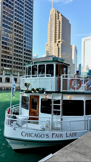 Chicago River Cruise Walk the riverwalk before your boat tour time! Pre-book your tickets online to grab your timed slots. Also get in line 30 minutes before your time so you can board the boat and grab a seat. We had the choice to sit on the outsides but chose to sit in the middle of the boat. Left and right sides have 4 seats while the middle has 5 seats. I’d recommend this cruise for ages 9 Unless you have younger kids that are patient to sit in their chair for a 90 minute cruise. (Our younge