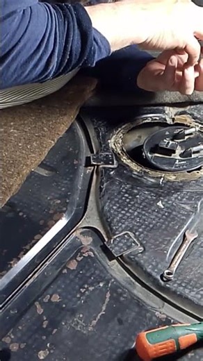 For Passat drivers, the fuel pump location is obvious. Missing it is impossible.