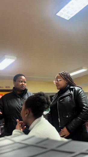 Hackathons are also all about peer to peer knowledge sharing just like what @CodeWithMatshepo is doing #Vulavula #hackathons s