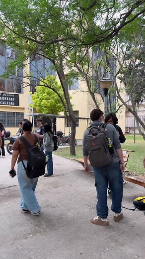 👨‍💻👩‍💻Estudiantes de segundo año de la materia Sistemas Operativos realizaron una visita en la Escuelita Tec de Campo de Ribera.🖥️ Mejoraron el funcionamiento de las computadoras del espacio con discos rígidos nuevos y la instalación de Linux: software libre para alargar la vida de las compus!🔧 🌻 Como parte de esta jornada de extensión, la @escuelita_tec también brindó a las y los estudiantes una charla para contar su historia y formas de organización colectiva. 🤝Estas acciones fortalece