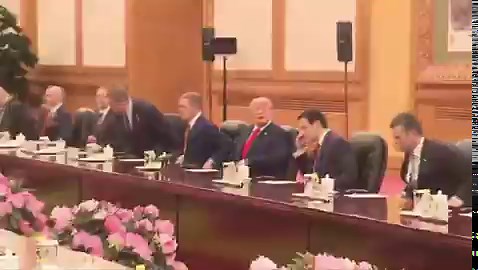 【习特会热麦事故细节：“他妈的给我滚出去！”】5月14日，人民大会堂双边会谈开始前，现场突然出现“热麦事故”。当时记者团不断往前挤，抢镜头、推摄像机，现场一度十分混乱。就在川普与习近平入场、卢比奥等美方高官陆续落座时，现场突然传出一名男子用英语怒吼：“Get the f*ck out of here！”由于现场麦克风已经开启，这段声音被摄像机完整录下。目前外界也在猜测，怒吼者究竟是负责清场的美国特勤局人员，还是现场中方安保人员。几乎可以确定——这英语口音听起来不像中国人？