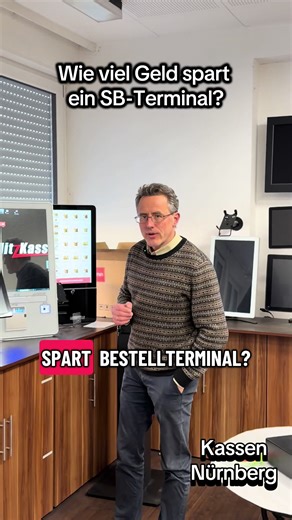 Ein Self-Service-Terminal kann für einen Imbiss oder eine kleine Gastronomie enorme Kosten sparen. Kein Ausfall, keine Krankheit, keine Pausen – und Bestellungen laufen trotzdem weiter. Im Video rechnen wir kurz vor, wie viel Geld ein einziges Terminal pro Monat sparen kann. Was denkst du – lohnt sich ein SB-Terminal für einen Imbiss? Schreib deine Meinung in die Kommentare 👇 #KassenNuernberg #BlitzKasse #selfservice #sbterminal #gastronomie
