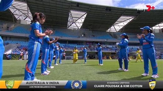 For the final time in ODI cricket, Alyssa Healy strides to the middle with the bat, accompanied by a guard of honour from India 🙏 | 7Cricket