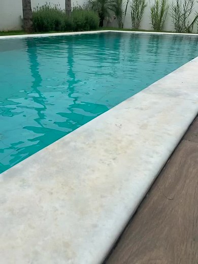 Borda de Mármore Rústico para Piscinas Modernas