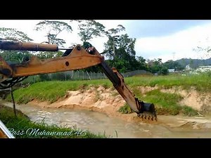 Long Arm Backhoe loader Case 580K Korek pasir di sungai