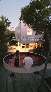 The magic of nature at Rye Glass House 🌿 An architectural gem offering tranquillity and modern design in harmony with nature. This sanctuary welcomes you with minimalist elegance, a heated pool with stunning views, and vast natural light. Adventure awaits in nearby national parks and pristine beaches, with evenings under the stars accompanied by the sound of waves. Book via @buttersphotography story 'Window to Wonderland' 👉 https://ri.pa/WindowToWonderlandFBAU 📍 Rye, Mornington Peninsula (VIC