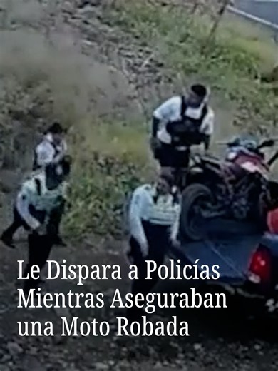 Elementos de la Policía de Morelia fueron agrededos mientras aseguraban una motocicleta robada. Uno falleció en el hospital y otro resultó lesionado. Gracias a la información proporcionada por los familiares del atacante a la Fiscalía General del Estado de Michoacán, la Policía de Morelia detuvo en flagrancia a Cristopher “N” por narcomenudeo, en el distribuidor vial de la salida a Quiroga. #noticiasnmás #morelia #seguridad #motocicleta #mexico
