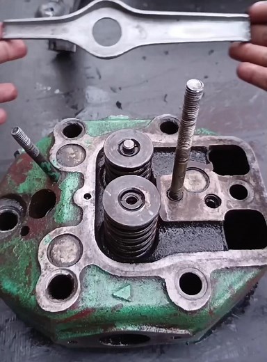 8K views · 704 reactions | New_tool_-_engine_valve_lock⚙️藺 #reelsvideo #reelkarofeelkaro #reelsviral #demonslayerkimetsunoyaiba #COVID19 #copyrightinfringementchallenge #automation #copyright #engine #mechanic #alauddin325 #reelsfypシ #viralreelschallenge | Mechanical Tips | Facebook