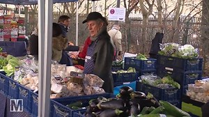 Rente: einkalkulierte Armut – MONITOR Armut im Alter. Trotz jahrelanger Arbeit reicht die Rente bei vielen Menschen nicht aus. Keine Ausnahme, sondern ein wachsendes Problem in Deutschland. Gut drei Millionen RentnerInnen und PensionärInnen gelten hierzulande als armutsgefährdet – und es werden immer mehr. Laut neusten Erhebungen stieg ihre Zahl allein zwischen 2016 und 2017 um gut 200.000. MONITOR hat Menschen getroffen, die monatlich rund 250 Euro für Lebensmittel, Kleidung oder Reparaturen zu