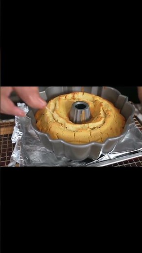 A New Southern Twist : Peach Cobbler Pound Cake
