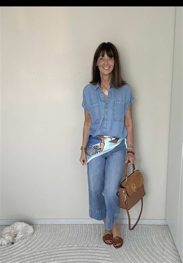 Werbung. OUTFIT DES TAGES Jeans auf Jeans muss nicht langweilig sein. Eine kleine Unterbrechung - zum Beispiel mit einem Tuch - und der Look wirkt ein wenig spannender. Mal ehrlich, wer hat auf meinen Look geachtet oder habt ihr auf Frieda geschaut? 😄 Ich wünsche euch einen ganz tollen Tag☀️ Hose: H&M vom letzten Jahr Bluse: C&A vom letzten Jahr Schuhe: Zara - gibt es gerade wieder Tasche: Camelia Roma Tuch: Gardasee Basar #outfitdestages #jeansoutfit #ü50style #outfitinspiration #over50style