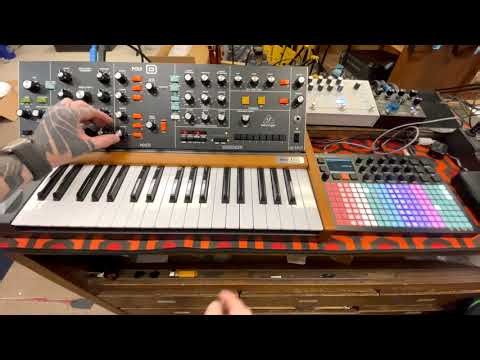 Behringer Poly D Synth and Polyend Play Sequencer || Electronic Synth NIN type beat