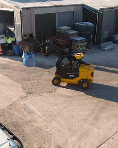 4.5K views · 93 reactions | Easy-peasy  The changezee system makes the JCB Teletruk range super versatile, allowing you to customise your machine, quickly and effortlessly, for a range of applications  Discover the TLT range  https://bit.ly/3yrah24 | TC Harrison JCB | Facebook