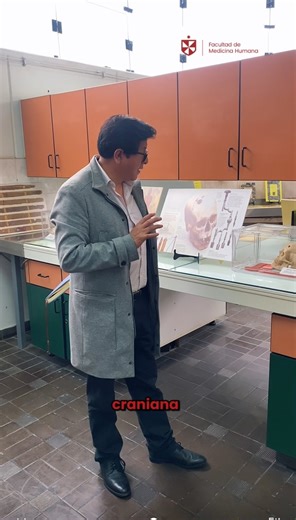 🎥 El Dr. Víctor Hinostroza nos invita a recorrer el museo “La Medicina a través de los tiempos”, un espacio que resguarda instrumentos, documentos y piezas que marcaron el desarrollo de la ciencia médica. 🩺📜 Cada objeto cuenta una historia y nos recuerda cómo el pasado sigue inspirando el futuro de la medicina. 🧠 Una mirada al pasado para inspirar el futuro de la medicina. 🗓 Disponible durante octubre y noviembre 📍 Laboratorio de Bioquímica y Nutrición – 2.º piso del Instituto de Investiga