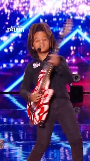 "Il est trop fort" 🤩 À peine âgé de 10 ans, ce jeune prodige de la guitare électrique enflamme la scène ! La France a un incroyable talent, nouvelle saison, tous les mardis à 21:10 dès le 14 octobre, sur M6 et en streaming sur M6 | Eric Antoine