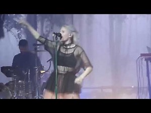 this Aurora clip never fails to brighten my mood🎸 [TW flash]