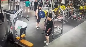 Crazy! Two Men Were Crushed By The Barbell Due To Excessive Weight