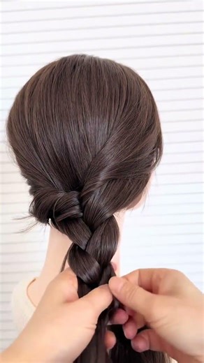 This side updo in spring is perfect for taking photos#Compile and distribute