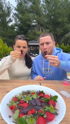 Salt Water Trick to Remove Worms from Strawberries 🍓#vrilshorts# shortvideo#shortfeed #youtubeshorts