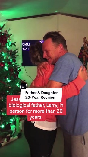 'At first I didn't know who it was!' This father is meeting his daughter after being apart for more than 20 years 🥹 #humankind #fatherdaughterreunion #fatherdaughterlove #surprisingdad #familyreunion