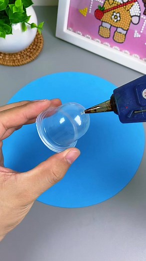 Don't throw away the jelly shells after eating. Fill them with colored sand to make fun hourglass toys... | Handmade Craft