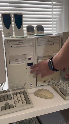 Có tí đồ cổ  Windows 95 vs Windows98 #shorts #reels #maccafe #suachuamacbook | Mac Cafe | Facebook