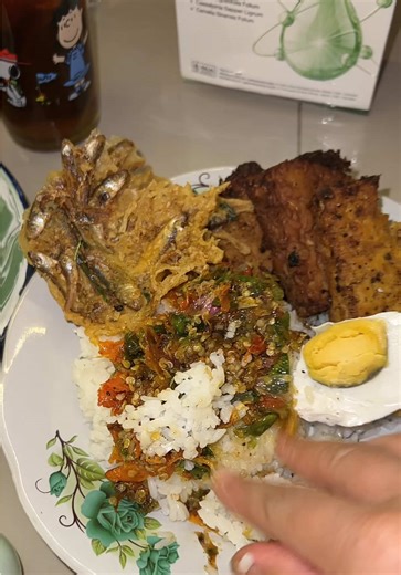Makan Siang Lezat: Sop Pentol, Ikan Asin, & Sambal Korek