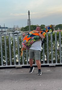 Hoy en Barcelona, graaaacias mi gente. PRÓXIMOS SHOWS - PORRIÑO ESPAÑA 🇪🇸 12 Julio 19 hrs Av. Domingo BuenoNIGRAN 🇪🇸 13 Julio, 20 hrs , Ramallosa-Nigrán.PAREDES DA COURA, PORTUGAL 🇵🇹 26-27 Julio Festival Mundoa ao Contrario.contrataciones a karcocha@karcocha.com | Karcocha Street Art