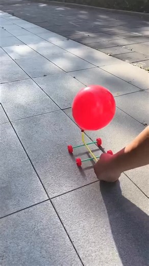 TeacherKim | 🚗🎈 Science Activity – Balloon-Powered Car Using only simple, familiar materials like balloons, straws, and bottle caps, parents can help... | Instagram