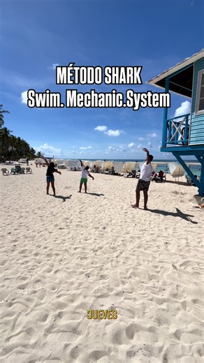 🌊 ¿ESTÁS NADANDO O SOLO SOBREVIVIENDO EN EL AGUA? ¡DOMINA EL MAR DE SAN ANDRÉS COMO UN TIBURÓN! 🦈🔥 Olvídate de las clases de natación tradicionales donde solo te tiran al agua a ver qué pasa. En TEAM SHARK, hemos revolucionado la forma de aprender a nadar en la isla con nuestro exclusivo MÉTODO SHARK (Swim.Mechanic.System). ⚙️💧 ¿Nuestro secreto? Construimos tu técnica desde la arena. 🏖️ Mediante un sistema biomecánico progresivo (como lo ves en el video con nuestros bastones de corrección p