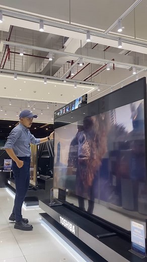 Gunawan Pangestu on Instagram: "Bayangin punya bioskop di rumah... Makanya mampir ke Courts di AEON Mall JGC buat lihat langsung TV dari Toshiba @toshibatv.indonesia dengan tipe series 100Z670NP yang ngebuat suatu pengalaman menonton jadi lebih seru apalagi ada fitur gaming nya yang luar biasa • dengan layar : 100 inch • Resolusi : 4K UHD • Engine Gamabar : REGZA Engine ZRi • Sistem Operasi : VIDDA OS dengan dukungan alexa dan Google Assistant • Audio : REGZA Power audio pro dengan Dolby Atmos d