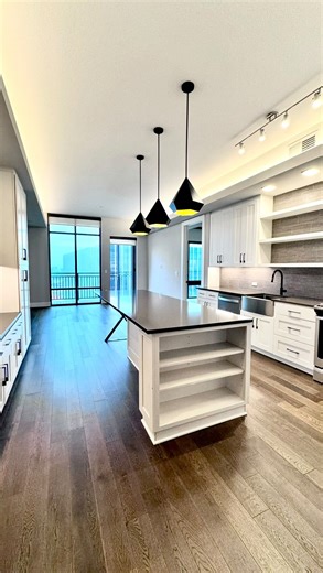 Elite Apartment Locators - Dallas on Instagram: "Get 1/2 off your Security Deposit & pay $0 on Admin Fees!🤑 🔹Studio- $1,687 🔹1/1- $1,748 🔹2/2- $2,750 🔹3/3- $3,697 📍 Dallas | Deep Ellum Area AMENITIES ✔️ Private resident bar ✔️ Fitness center with flex studio ✔️ Resort-style pool with cabanas ✔️ Grilling stations & fire pit ✔️ Dog wash ✔️ Bike storage & repair ✔️ Controlled access & parking garage ✔️ Dry cleaning service ✔️ Package lockers ✔️ Coffee bar ✔️ Media tunnel ✔️ Makers space ✔️ Cr