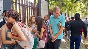 🌘🤯 ¡Todos quieren ver el eclipse! Se registran largas filas para ingresar al Planetario Luis Enrique Erro en la CDMX a minutos de que de inicio el fenómeno astronómico. 📷Laura Lovera / El Sol de México | El Sol de México