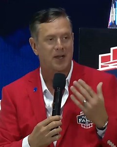 Drew Bledsoe to Tom Brady: "You're the worst backup QB ever"‼️ At Tom Brady's Patriots Hall of Fame induction ceremony, Drew Bledose joked with the G.O.A.T. that Brady should've returned to the bench when Bledsoe was healthy 😂 | DraftKings