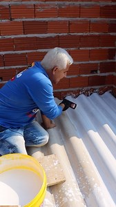 Proteção para telhados Brasilit, e diminuído o calor dentro do ambiente, veja o vídeo. @brasilit | JR Construção